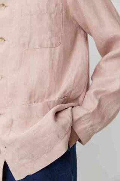 Верхняя мужская рубашка с карманами из розового льна
