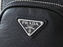 Нагрудная сумка-слинг Prada