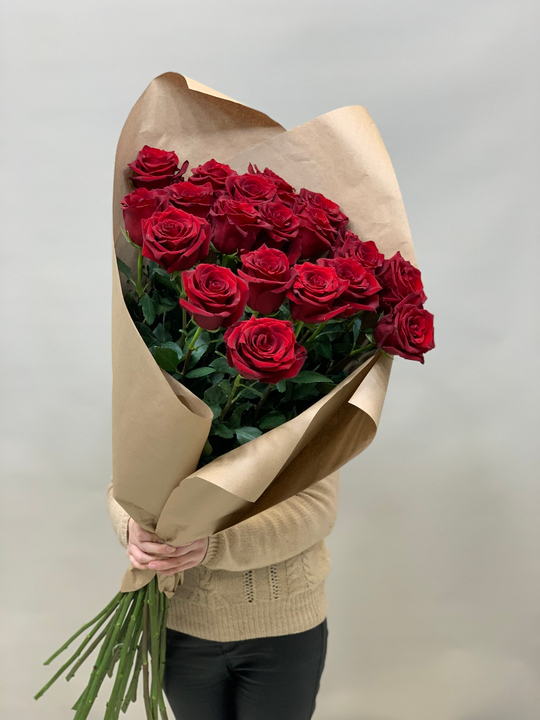 Букет 21 метровая роз красные в крафте
