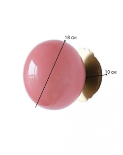 Настенные бра с розовыми шарообразными плафонами и золотым основанием
