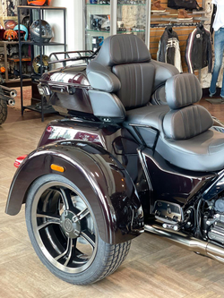 CVO TRI GLIDE 2021 Charred Crimson