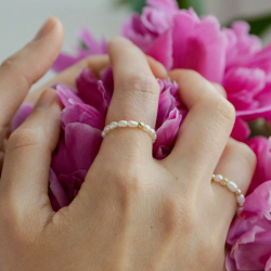 кольцо с белым жемчугом «новая луна»