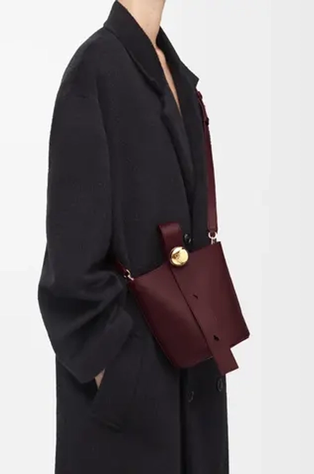 Loewe Мини-сумка-ведро Pebble из гладкой телячьей кожи, бургунди