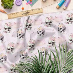 Ткань атлас черепа в цветах на розовом