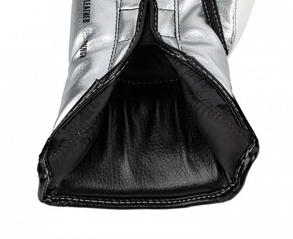 Перчатки боксерские Clinch Fight 2.0 бело-серебристые C137