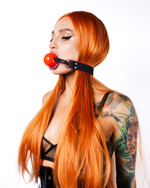 Красный силиконовый кляп-шар Scandal с черным ремешком из натуральной кожи (Цвет: черный)