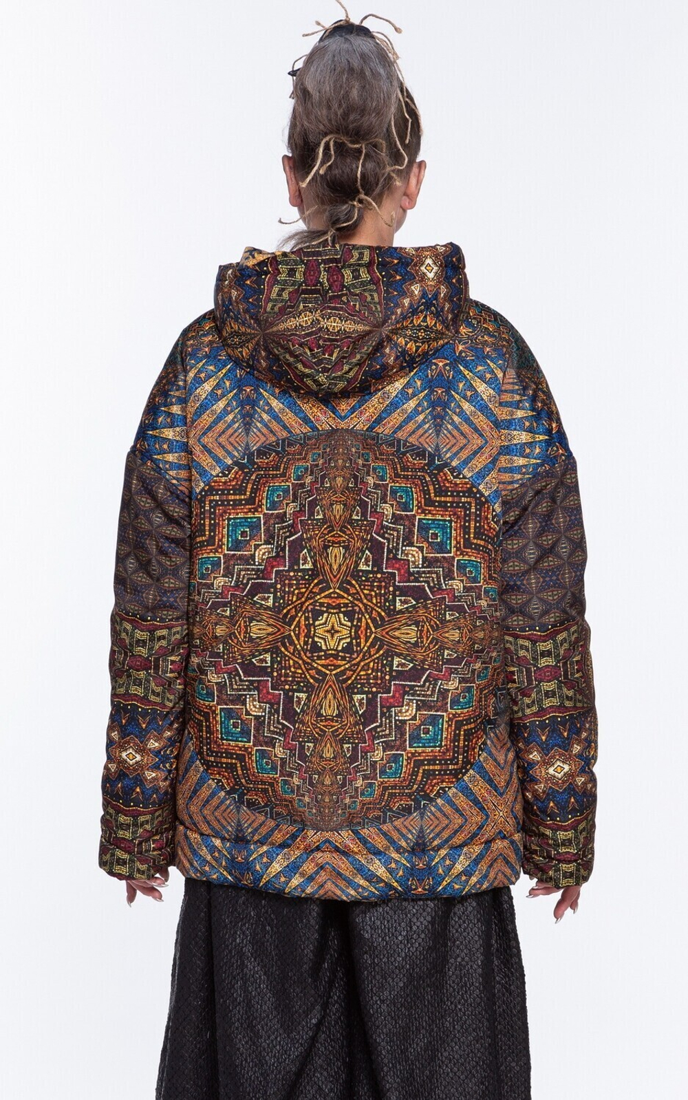 Двусторонняя куртка «Легенда», по мотивам фрагмента мозаики "Пеликан" в Ахенском соборе и рисунков китайского дракона.