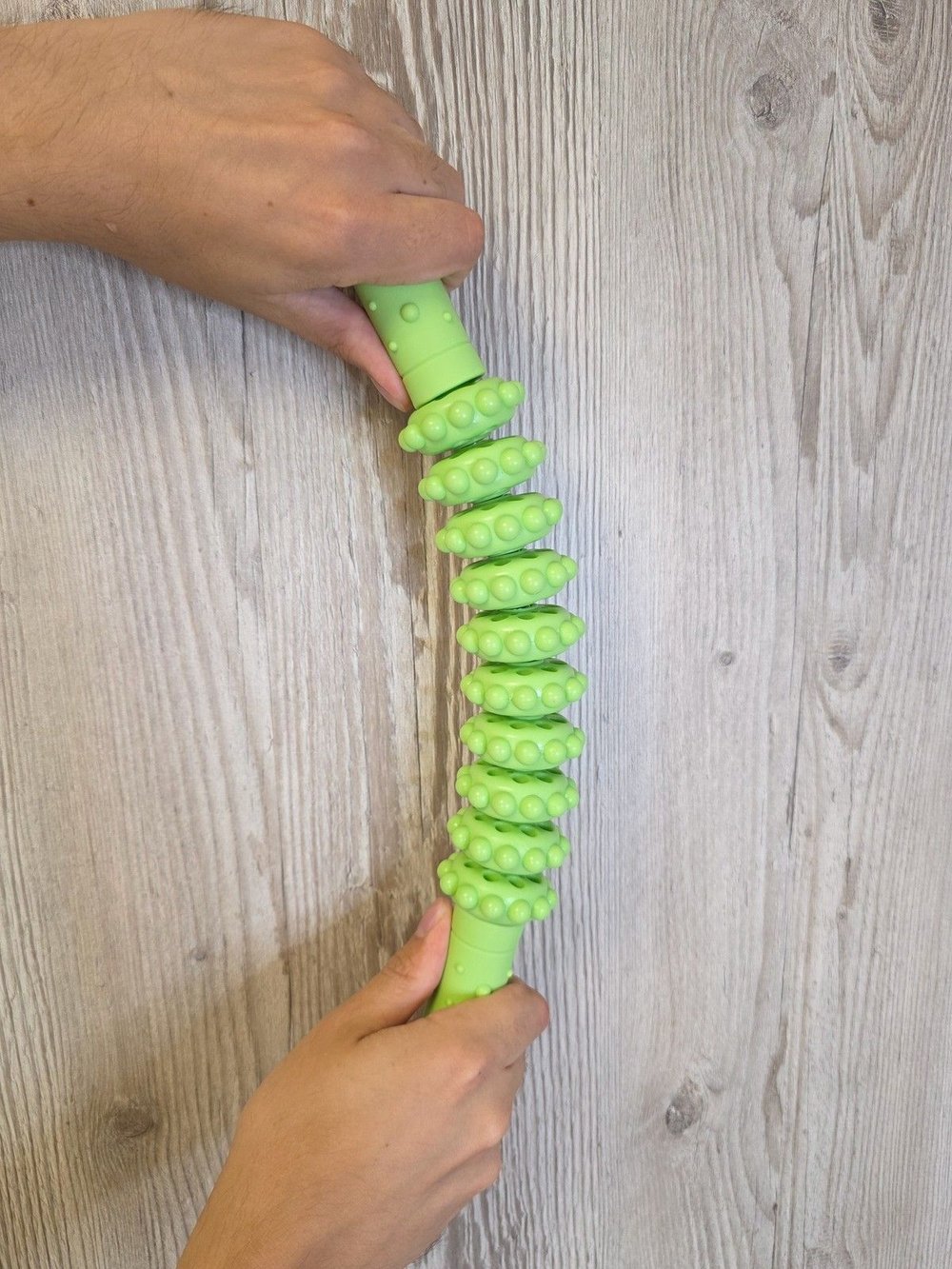 Ручной роликовый массажер для тела 38 см зеленый (0038-3)