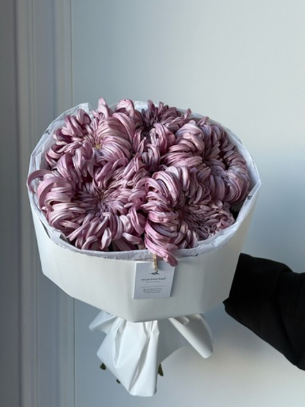 Моно букет из одноголовой кудрявой хризантемы в розовом оттенке