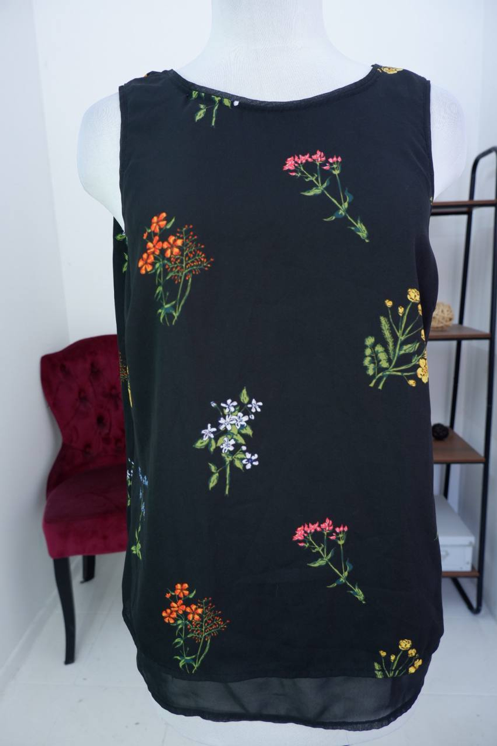 Блузка в яркие, контрастные цветы, словно гербарий на ткани 46 размер