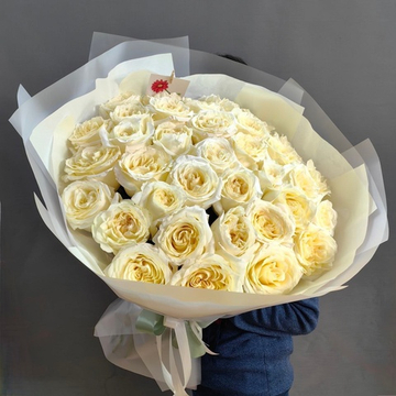 Букет из 35 ароматных пионовидных роз сорта "Candlelight" (Эквадор 60 см)