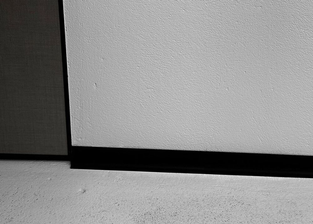 Щелевой плинтус Pro Design Corner L 584 анодированный, 2700x15,5x30 мм