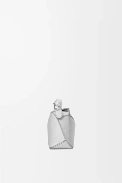 Loewe Мини-сумка Puzzle Edge из ламинированной овечьей кожи, серебряный