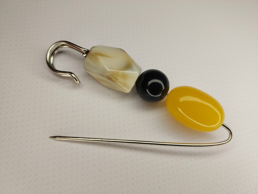 Булавка брошь "Уютные камушки" Булавка для кардигана, пальто, платков, костюмов, одежды. Цвет жёлтый белый