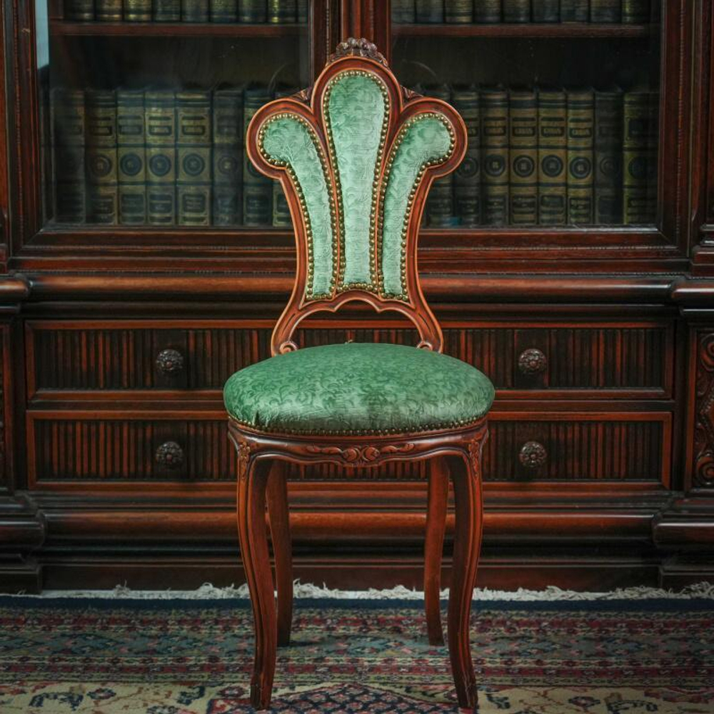 Антикварный стул