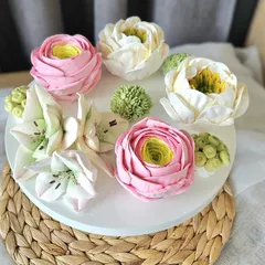 Зефир «Ранункулюсы» в шляпной коробке / 21 см