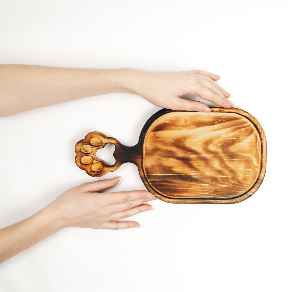 Доска разделочная из древесины сибирского кедра с ручкой "лапкой". RD78