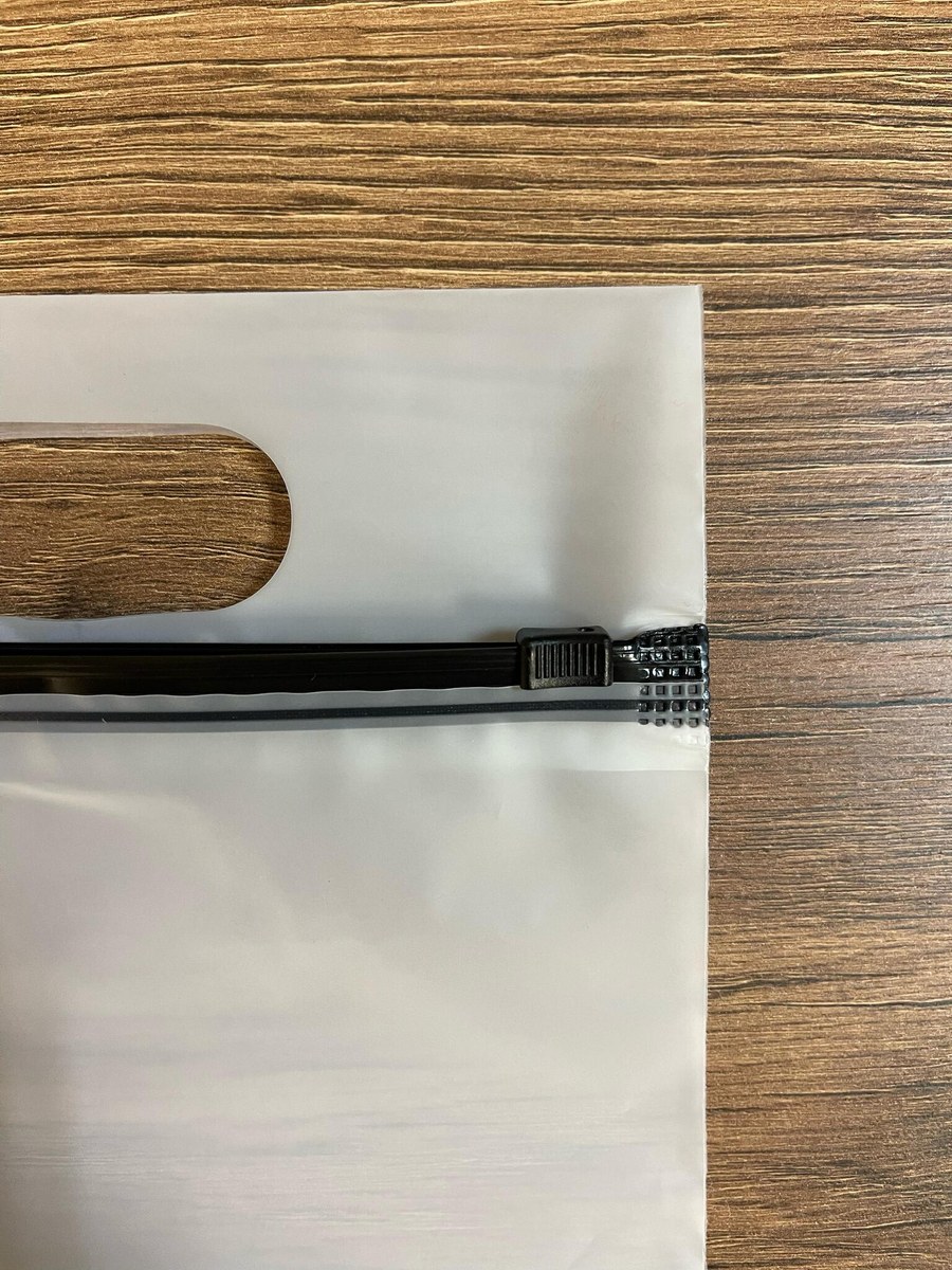 Пакет слайдер с черным бегунком и вырубной ручкой матовый 30*40 см 80 мкм