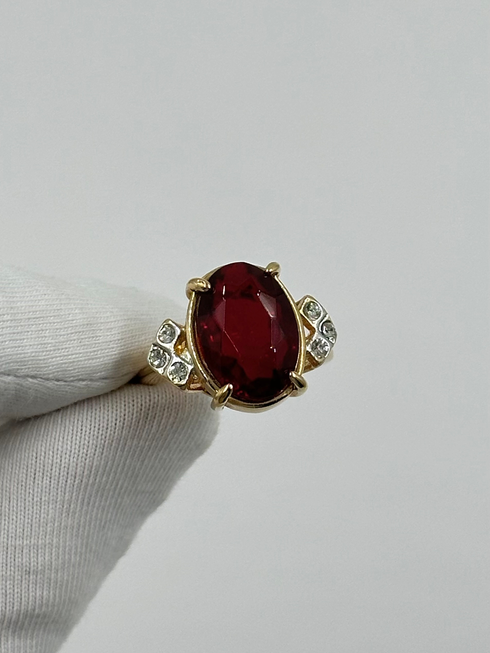 Кольцо с красным кристаллом