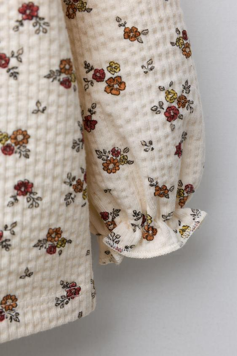 ZARA ЖАТАЯ ФУТБОЛКА В ЦВЕТОЧЕК, ЭКРЮ