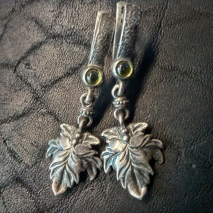 Серьги "Листики с камнем"