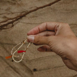 браслет из серого агата с красной кистью