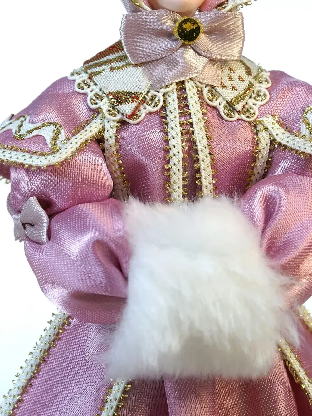 Кукла коллекционная в зимнем костюме 19 века с муфтой
