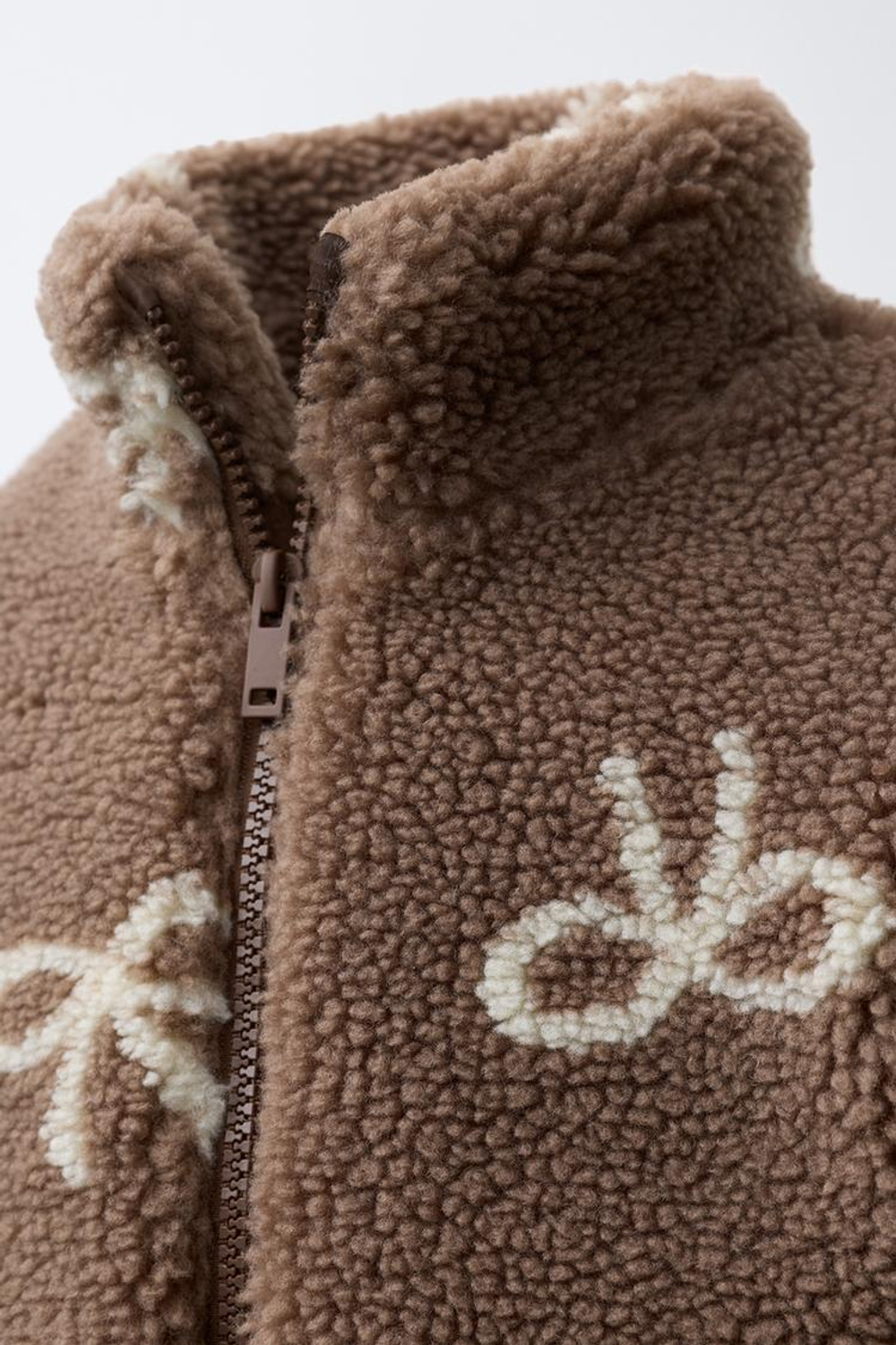 ZARA КУРТКА ИЗ ИСКУССТВЕННОЙ ОВЧИНЫ С БАНТАМИ, КОРИЧНЕВЫЙ