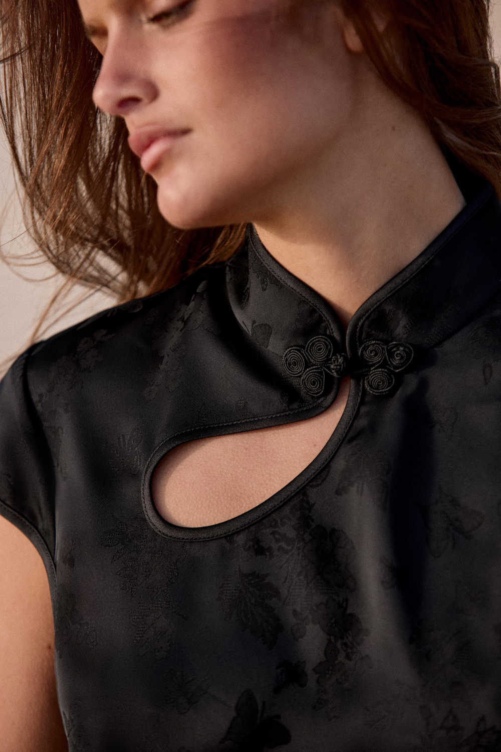 ZARA АТЛАСНЫЙ ТОП С КОНТРАСТНОЙ ОТДЕЛКОЙ И ЗАСТЕЖКОЙ, ЧЕРНЫЙ