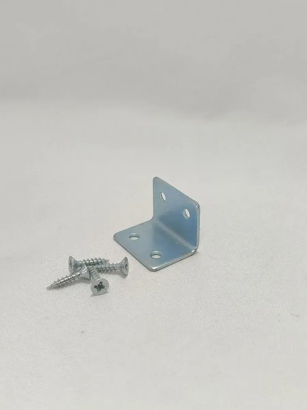 Уголки металлические крепёжные мебельные 23 мм/12штук