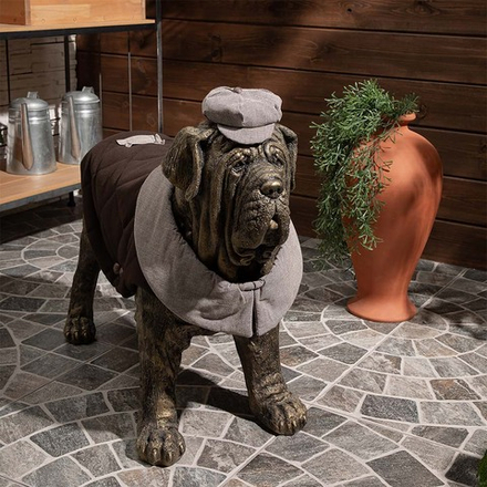 Садовая скульптура Сэр Ватсон в костюме