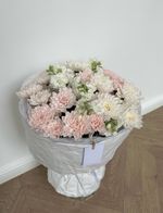 Авторский букет из хризантемы и маттиолы