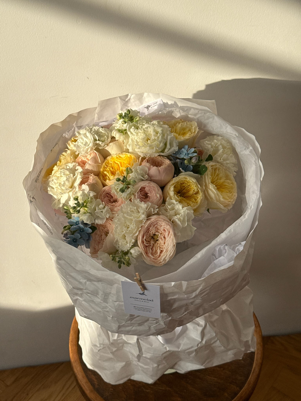 Букет из кустовых пионовидных роз, оксипеталума, лизиантуса и диантусов