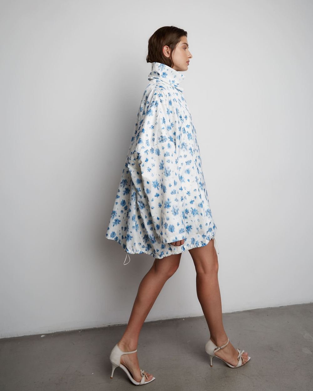 Ветровка объемного кроя непромокаемая цветы молочный/голубой