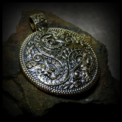 Подвеска - кулон "Трискель Змеевик" авторская работа , латунь