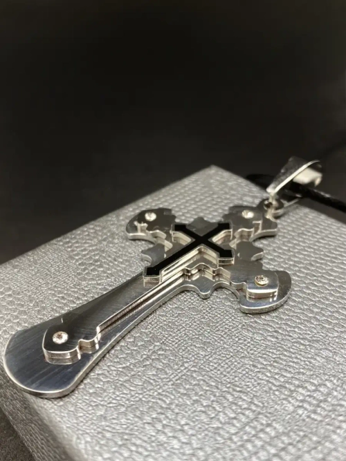 Крупный массивный крест из нержавеющей стали