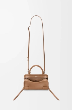 Loewe Мини-сумка Amazona 180 из мягкой телячьей кожи, мокко