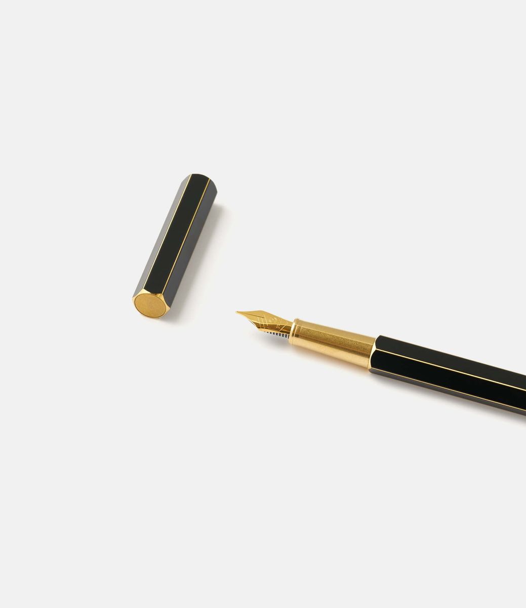 Ystudio Classic Revolve Fountain Pen Black — перьевая ручка из латуни