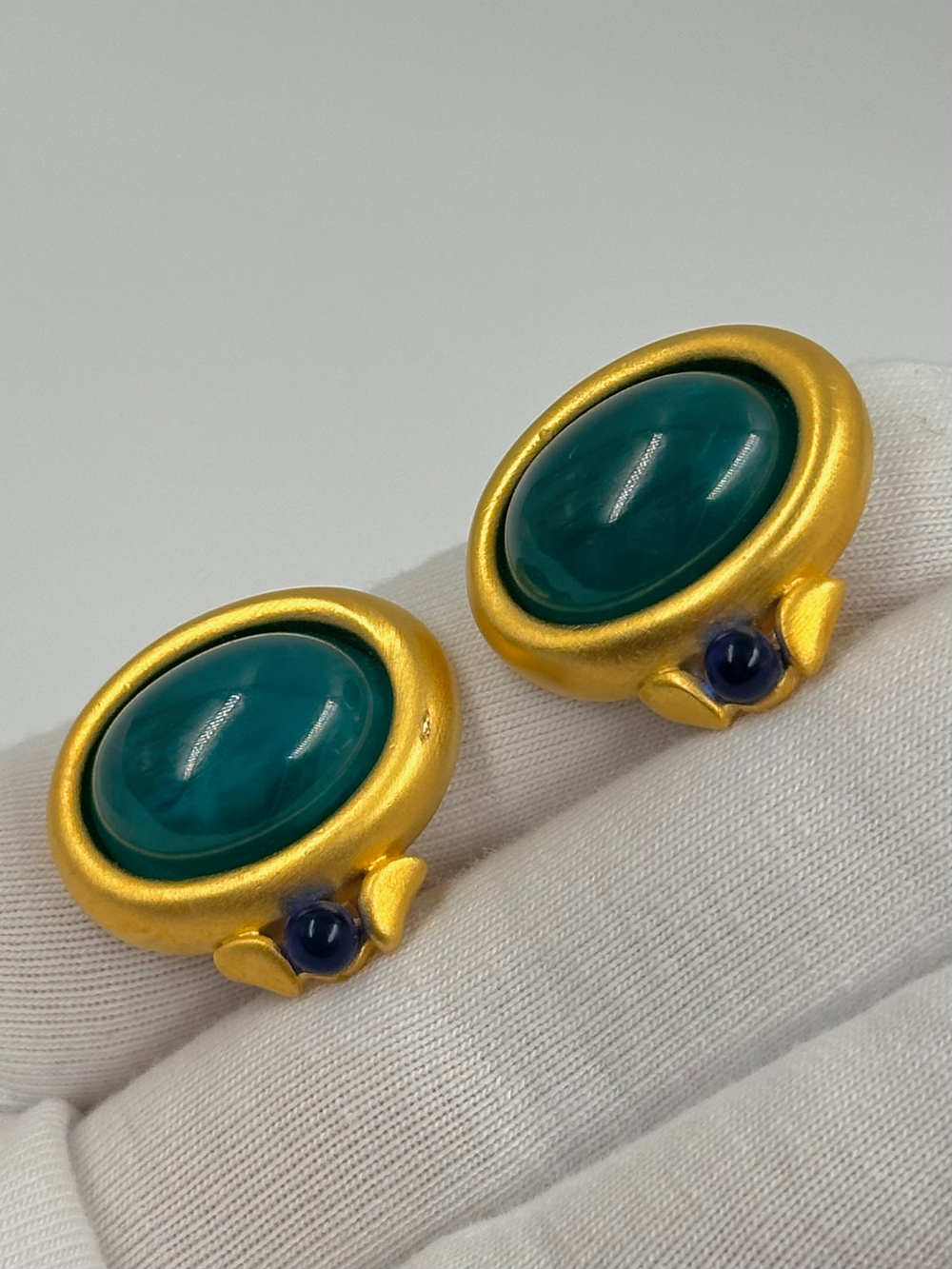 Клипсы с зелёными кабошонами Givenchy