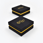 Футляр картонный с округлыми гранями и прослойкой.