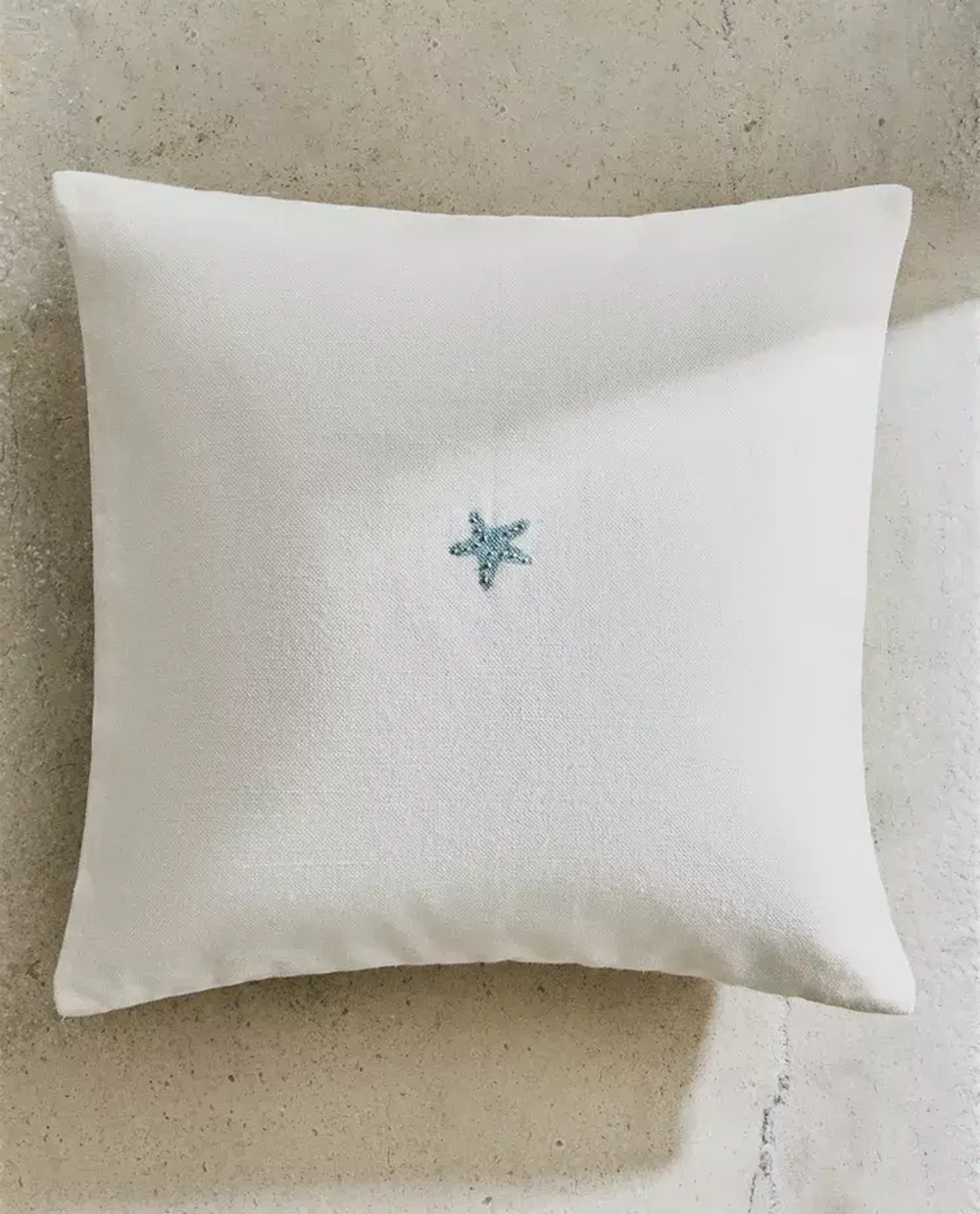 ZARA HOME НАВОЛОЧКА ДЛЯ ДЕКОРАТИВНОЙ ПОДУШКИ С ПРИНТОМ "МОРСКАЯ ЗВЕЗДА", ЖЕЛТОВАТО-БЕЛЫЙ