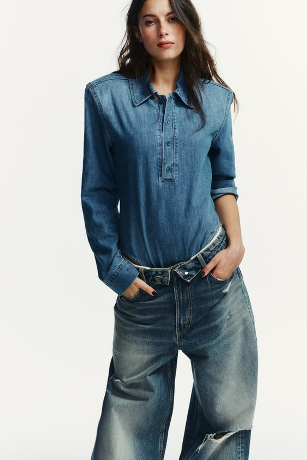 ZARA ДЖИНСЫ TRF СО СРЕДНЕЙ ПОСАДКОЙ И ОТВЕРНУТЫМ ПОЯСОМ, СИНИЙ