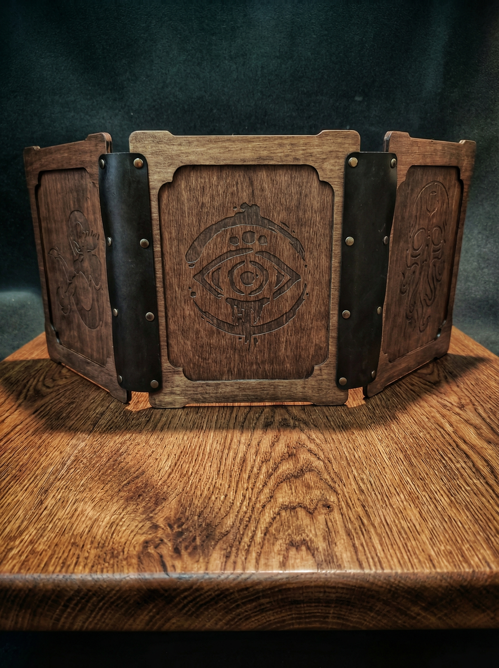 Ширма с кожаными петлями. 3 створки.