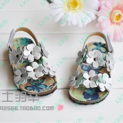 Сандалии с застежкой-велкро и декоративными цветами