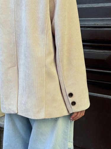 Вельветовый жакет бежевого цвета