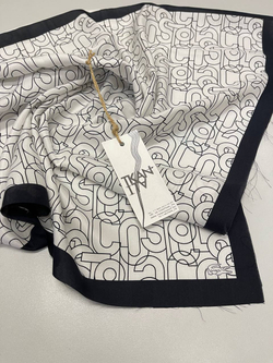 Платок-купон смесовый необработанный, плетение твил (Lacoste, 70%вискоза/30%шелк, 68*68, Жемчужный фон/черная надпись бренда и черная кайма по периметру платка, 54 гр/м2)