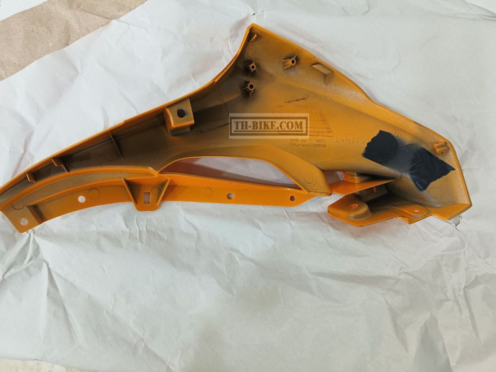 64220-KPP-T00ZT. COWL, L. FR. SIDE (REPSOL ORANGE). HONDA