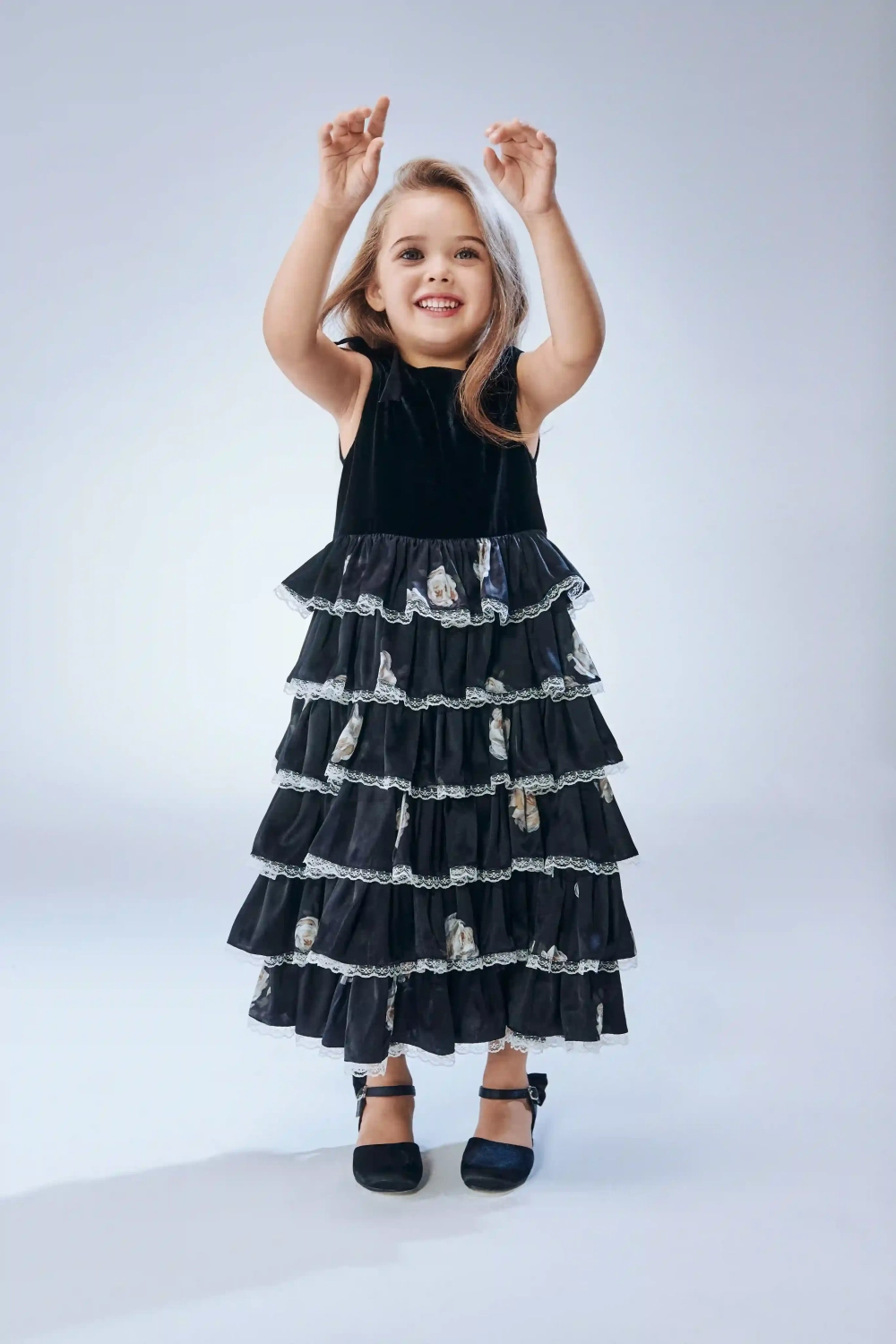 Ava, платье детское из бархата и черного атласа с цветочным принтом