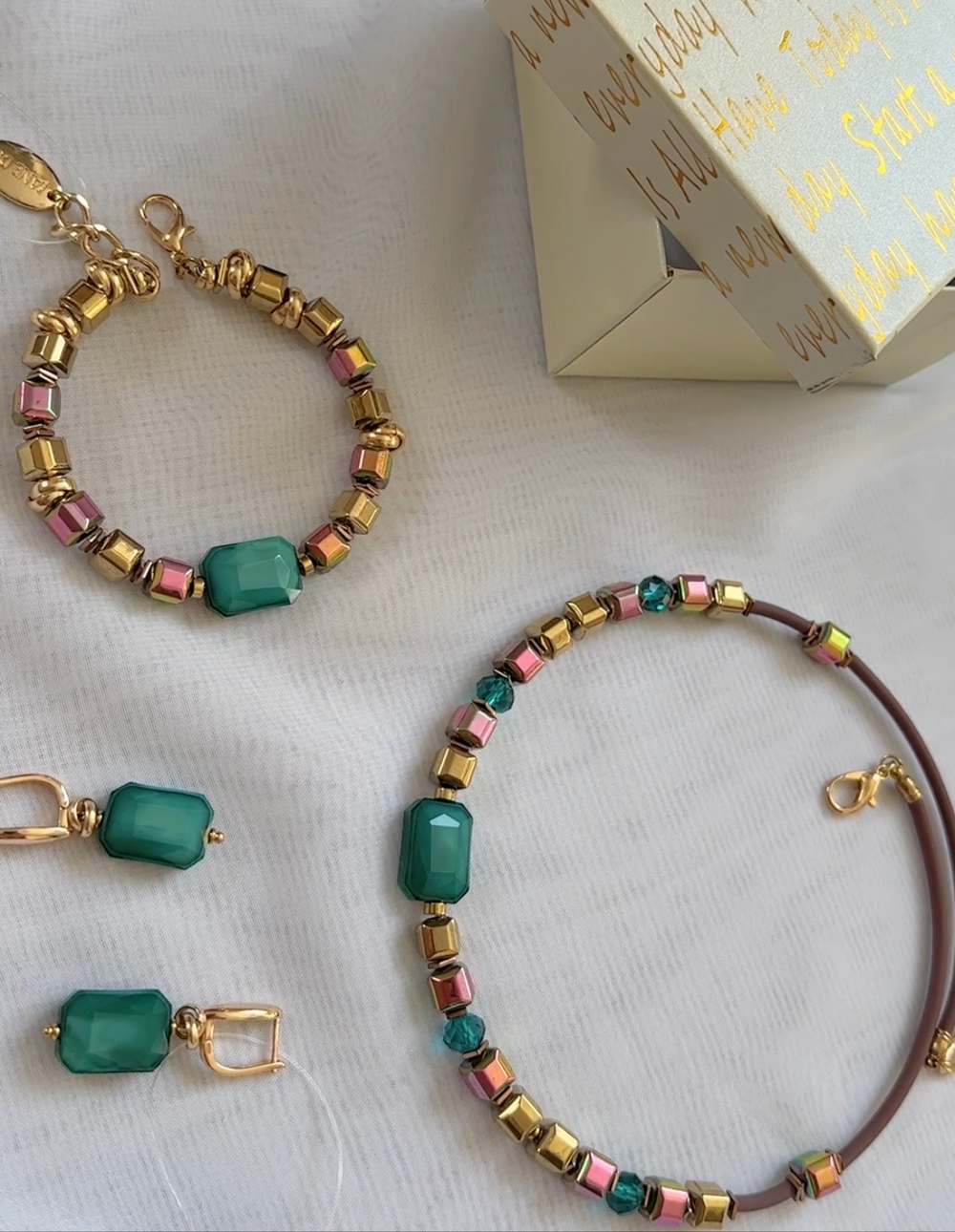 Колье на каучуке из гематита и ювелирного стекла. С регулировкой длины.