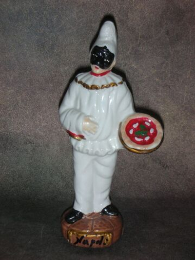 Статуэтка. Фарфор. Клоун Пьеро с пиццей в руке. Capodimonte. Италия